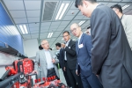 钟教授（左一）及陈教授（右二）与其他嘉宾参观学生主导体验式学习实验室。 - 香港科技大学
