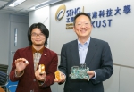 苏孝宇教授(右)和张健钢展示其音频科技的研发成果。 - 香港科技大学