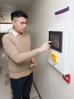 学生使用八达通卡支付空调费用。 - 香港科技大学