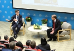 天野浩教授(左)及高等研究院院长高汉安教授进行小组讨论 - 香港科技大学