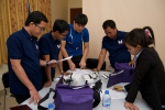 学生向柬埔寨的医护人员示范如何使用电子医疗纪录系统手机程式。 - 香港科技大学