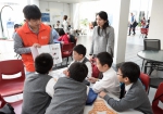其中一队参赛队伍向导师学习科学知识。 - 香港科技大学