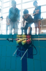 同学将制作成果放进水中进行测试。 - 香港科技大学