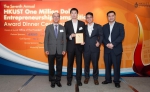 科大校长陈繁昌教授(左)颁发奖状予广懋创新科技三位成员。 - 香港科技大学