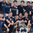 科大机械人团队导师兼环球社会中心总监胡锦添教授(前排左二)，团队成员以及由他们研发的水底机械人「白鲸」。 - 香港科技大学