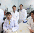 钱培元教授(左二) 及其研究团队首次发现细菌的「D-型胺基酸特异性多肽耐药酶」可以令肽类抗生素无效。 - 香港科技大学