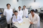 钱培元教授(左二) 及其研究团队首次发现细菌的「D-型胺基酸特异性多肽耐药酶」可以令肽类抗生素无效。 - 香港科技大学