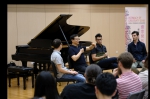 「创意间的亲昵」创办人和艺术总监盛宗亮(左二)与以色列室内乐计划乐团成员于科大举办午间讲座。 - 香港科技大学