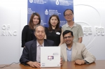 郭教授(前左)及其研究团队均来自科大先进显示与光电子技术国家重点实验室 - 香港科技大学