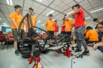 学生开始将各部件装嵌在支架上。 - 香港科技大学