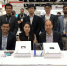 由电子及计算器工程学系郭海成讲座教授(前右)及Abhishek Srivastava助理教授(前左)团队研发的新型显示技术，早前于国际信息显示学会创新比赛中取得最佳展品奖 - 香港科技大学
