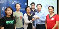 戴碧瓘教授(左三)、翟元樑教授(右二)手持複製起始位點識別複合物模型與研究團隊成員合照 - 香港科技大学