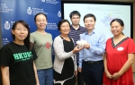 戴碧瓘教授(左三)、翟元樑教授(右二)手持複製起始位點識別複合物模型與研究團隊成員合照 - 香港科技大学