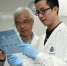 张教授 (左)及曾博士(右)于实验室内观察突触蛋白的相互结合模式 - 香港科技大学